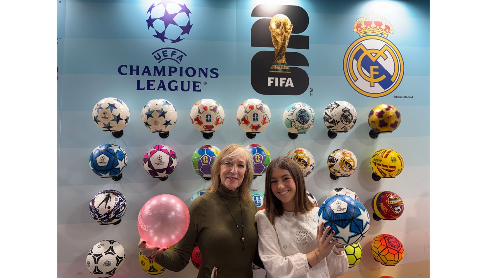 Rosa Mar�a Garc�a y Amaya L�pez, del departamento internacional de Unice Toys