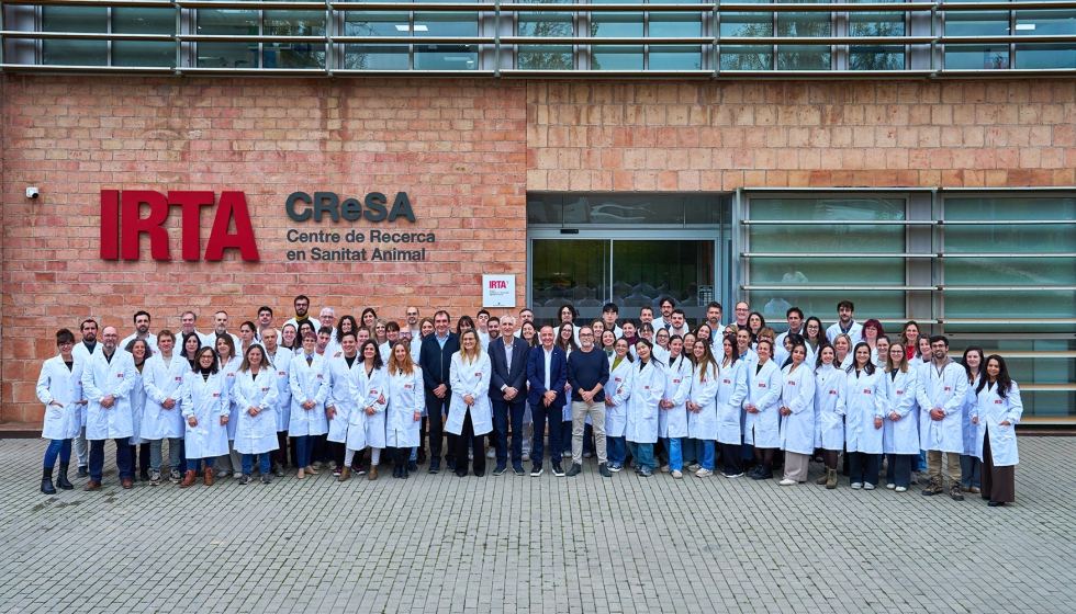 Parte del equipo del IRTA-CReSA, a las puertas del centro