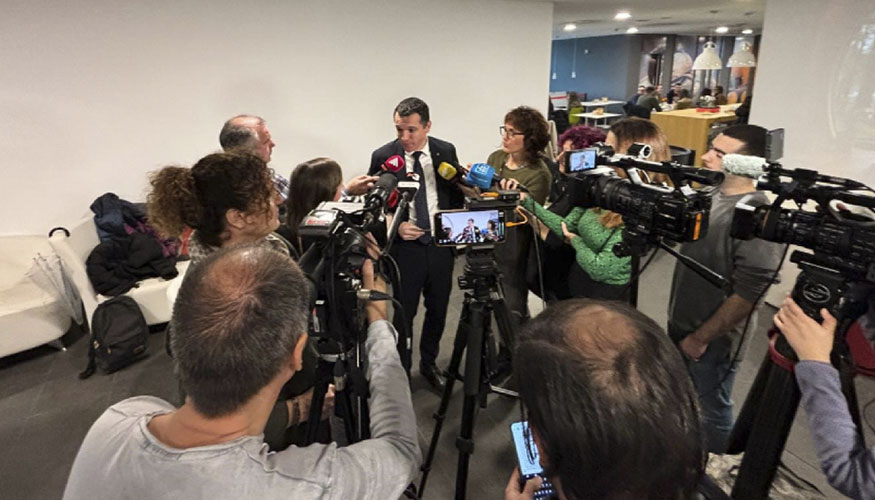 El conseller �scar Ordeig atiende a los medios de comunicaci�n