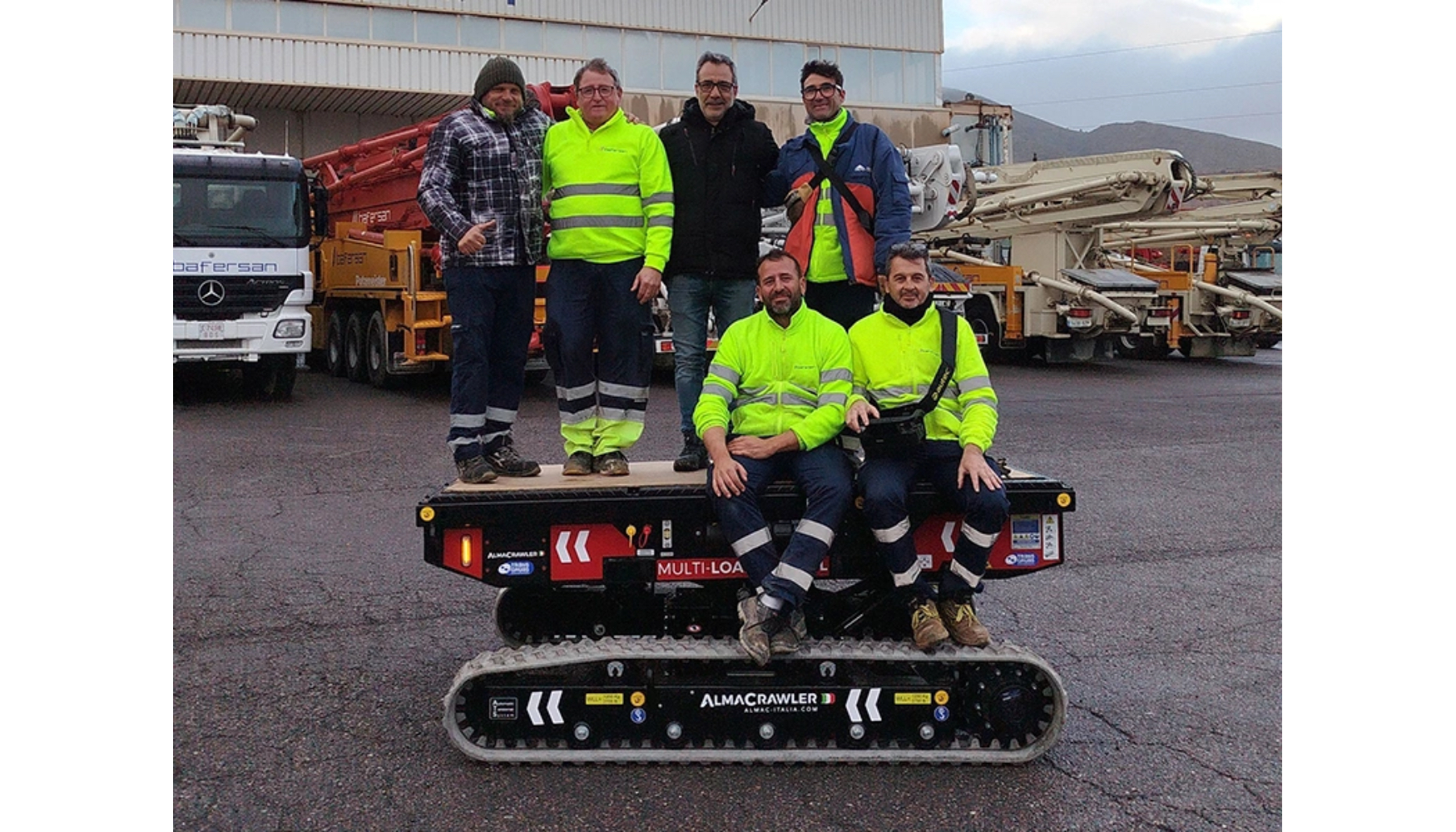 Foto de familia con el multicargador sobre orugas Almac ML3.0 BL autonivelante