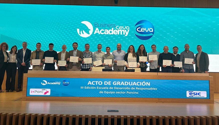 Foto de familia de los participantes en la III Escuela de Desarrollo de Responsables de Equipo del Sector Porcino