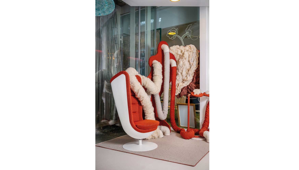 La butaca Badminton, dise�ada por Javier Cu�ado, tiene una configuraci�n envolvente...