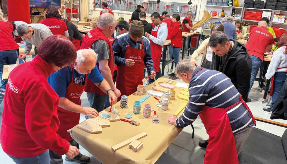 Equipo de Bauhaus Barcelona, junto a los participantes del centro ocupacional de Bellvitge...