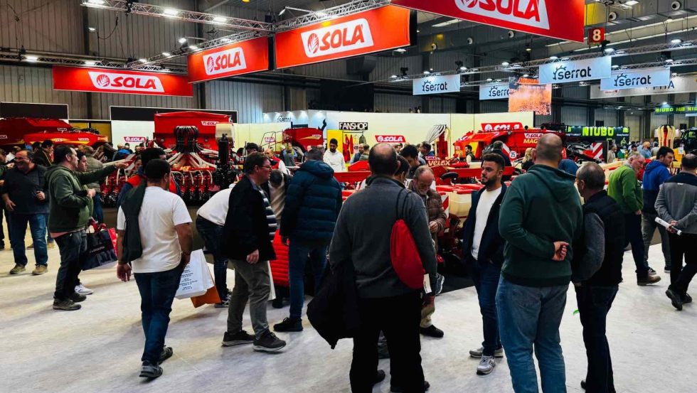 El p�blico acudi� interesado al stand de SOL�