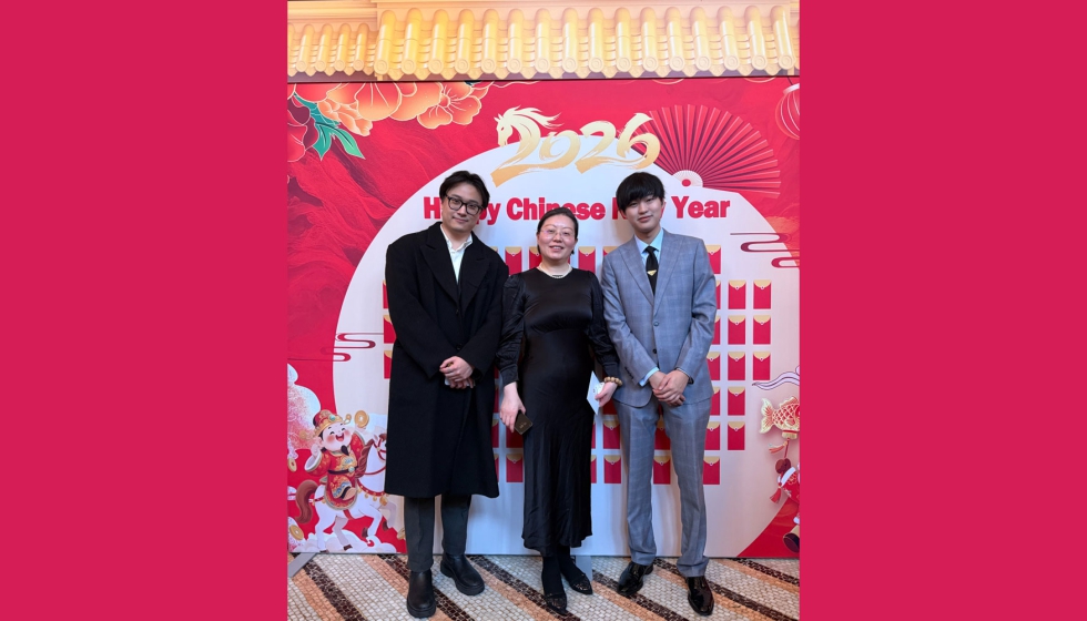 Shihao Fu (izq.) con Jane Wu, directora financiera de BYD UK (centro), y un alto representante de Bicester Village (derecha)...