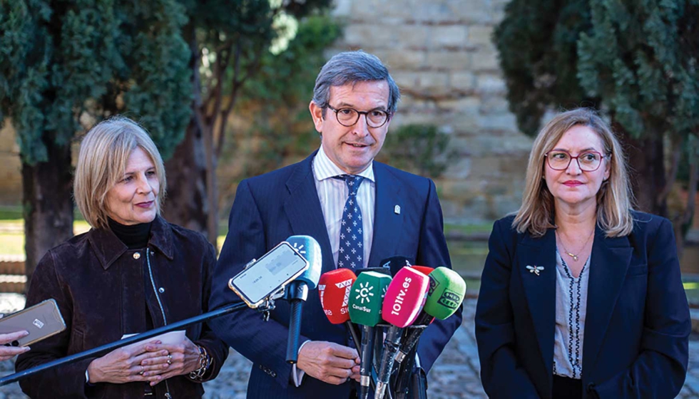 El consejero Paradela atiende a los medios de comunicaci�n, junto a la alcaldesa de Jerez, Mar�a Jos� Garc�a-Pelayo...