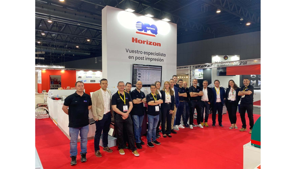 Equipo de OPQ Systems frente a su stand de feria