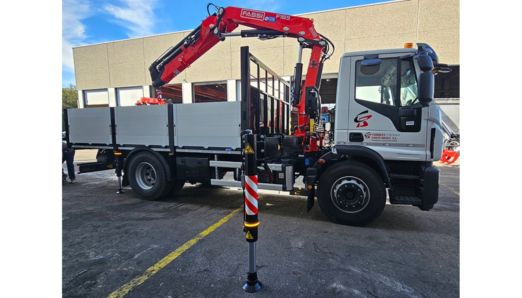 Esta gr�a hidr�ulica Fassi destaca por sus 4 prolongas hidr�ulicas que alcanzan 12,55 metros de radio horizontal con 1.000 kg de capacidad en punta...