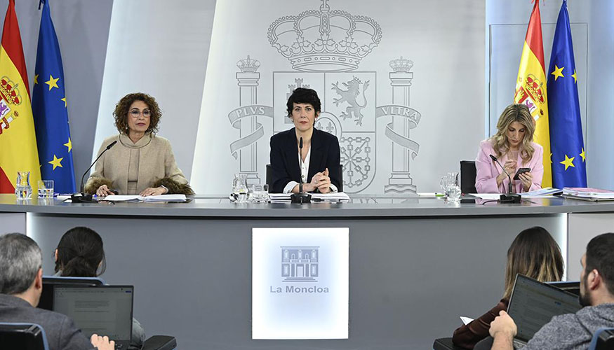 La vicepresidenta primera y ministra de Hacienda, Mar�a Jes�s Montero; la portavoz del Gobierno, Elma Saiz...