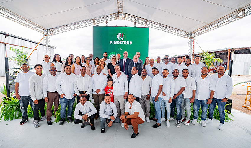 Equipo directivo y empleados de La Mundial de Coco