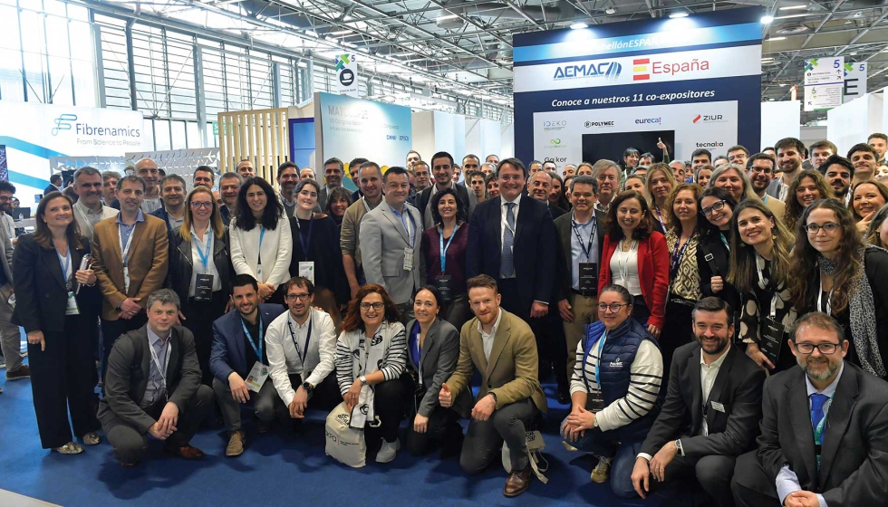 Foto de celebraci�n con vino espa�ol en el Pabell�n ESPA�A VI, JEC World 2025