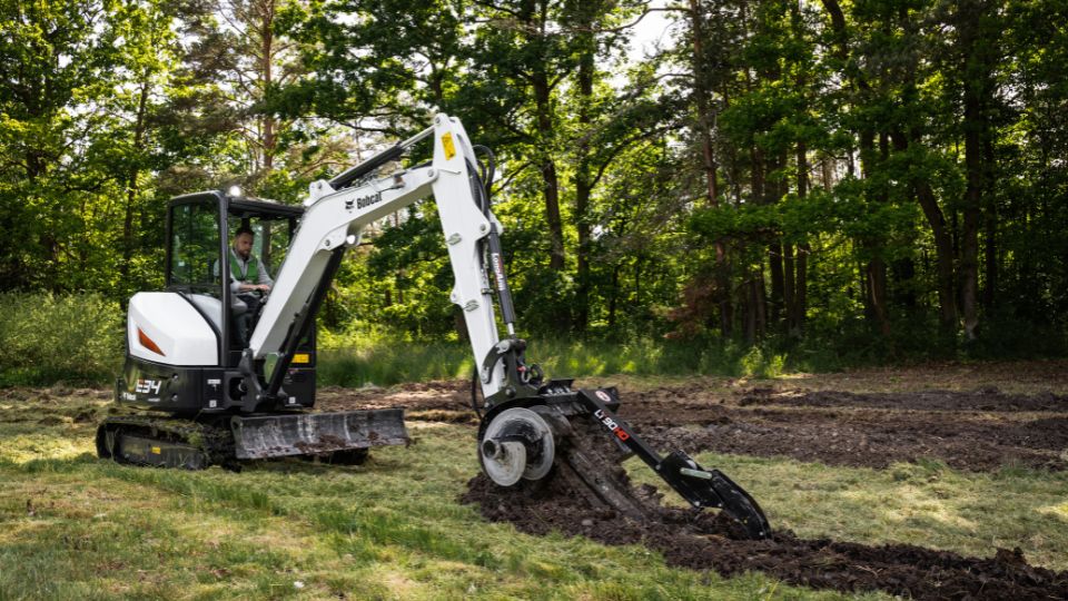 As novas abre valas e perfuradores juntam-se � linha de acess�rios da Bobcat, uma das mais extensas do mercado