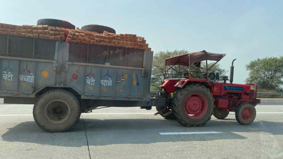 Tractor Mahindra circulando por una v�a en la India