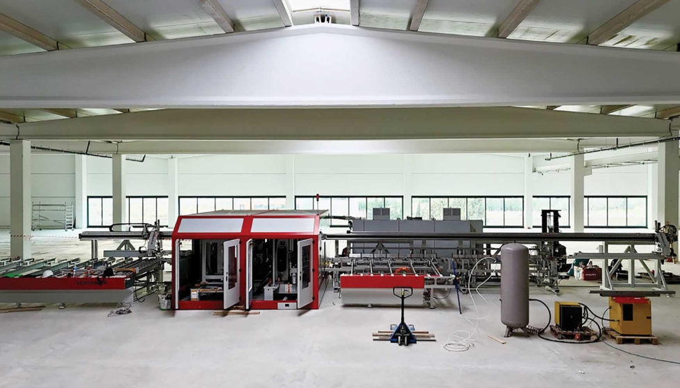 En las nuevas instalaciones, K�Line ya ha instalado varios puentes gr�a e iniciado las pruebas de maquinaria de �ltima generaci�n...