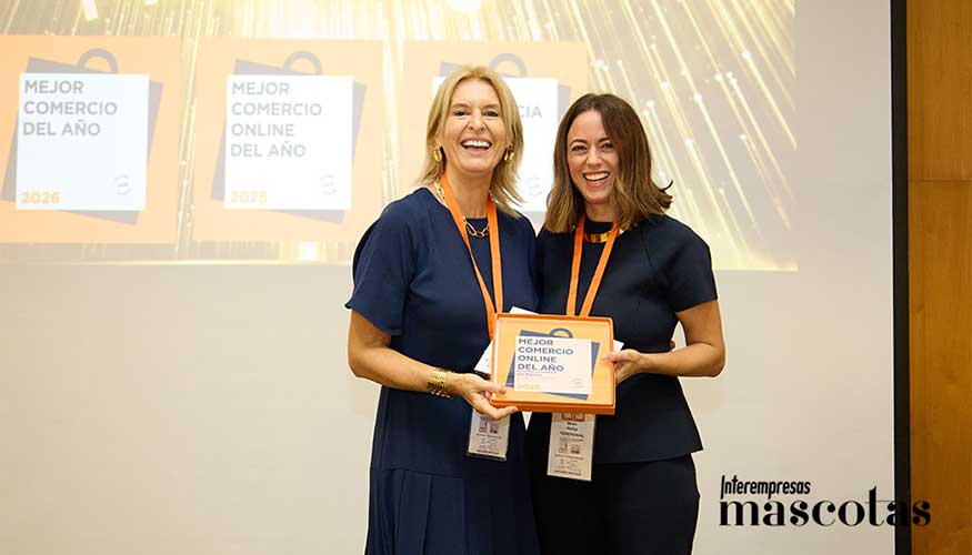 De izqda a dcha: Una representante de los Premios Comercio del A�o junto a Bel�n Mu�oz, responsable de e-commerce de Tiendanimal...