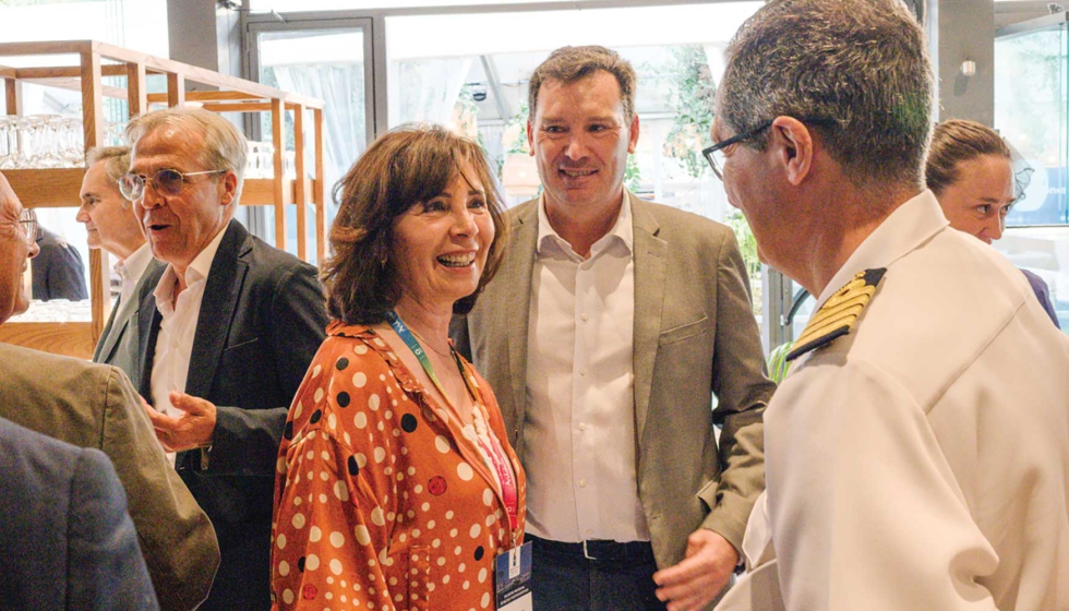 Esther Molina (Suncruise) y Alberto Santana (presidente AP Huelva) con el Comandante Naval de M�laga, Pablo Ram�n Murga (derecha)...