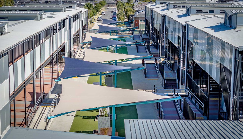 Las telas Commercial 95 de Gale Pacific equipan las grandes sombrillas Hypar que la empresa Shade 'N' Sails ha empleado para cubrir el patio del...