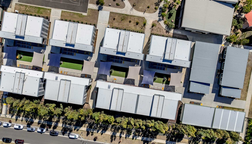 Vista cenital de las sombrillas cubriendo el patio de la escuela