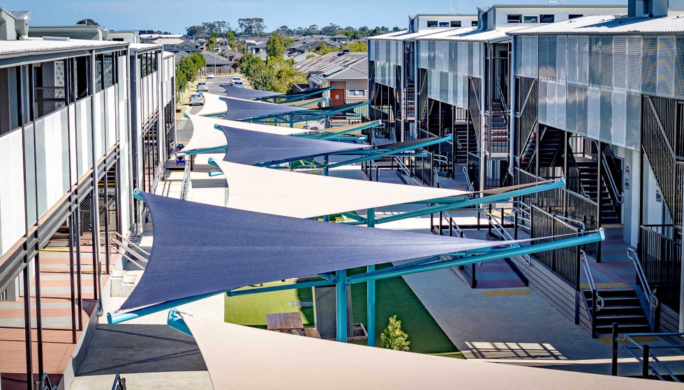 La tela Commercial 95 de Gale Pacific fue seleccionada para este proyecto por su eficacia probada contra los rayos UV (hasta un 96%)...