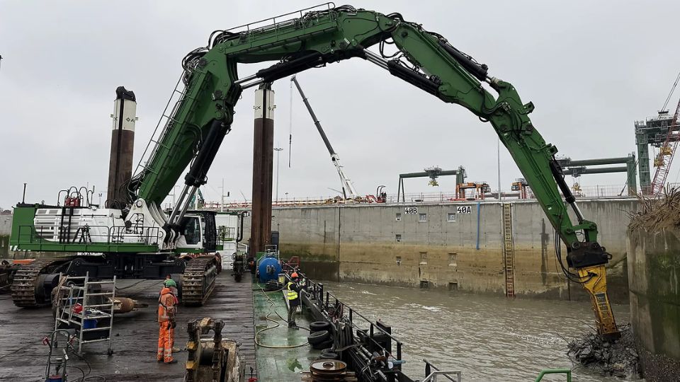 Escavador com o HB 7000 na demoli��o da antiga estrutura