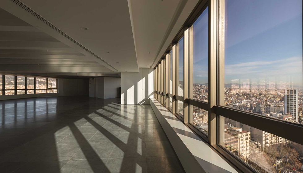 Las dos fachadas acristaladas se encuentran orientadas puramente al este y oeste. Foto: Javier M�rquez