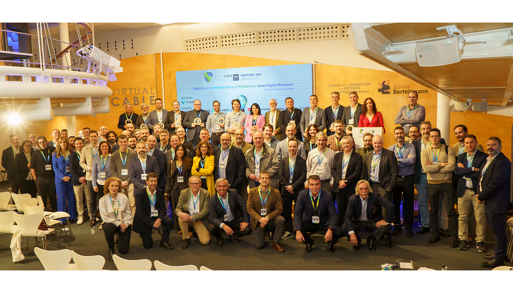 Foto de familia de la compa��a Virtual Cable y su canal de partners
