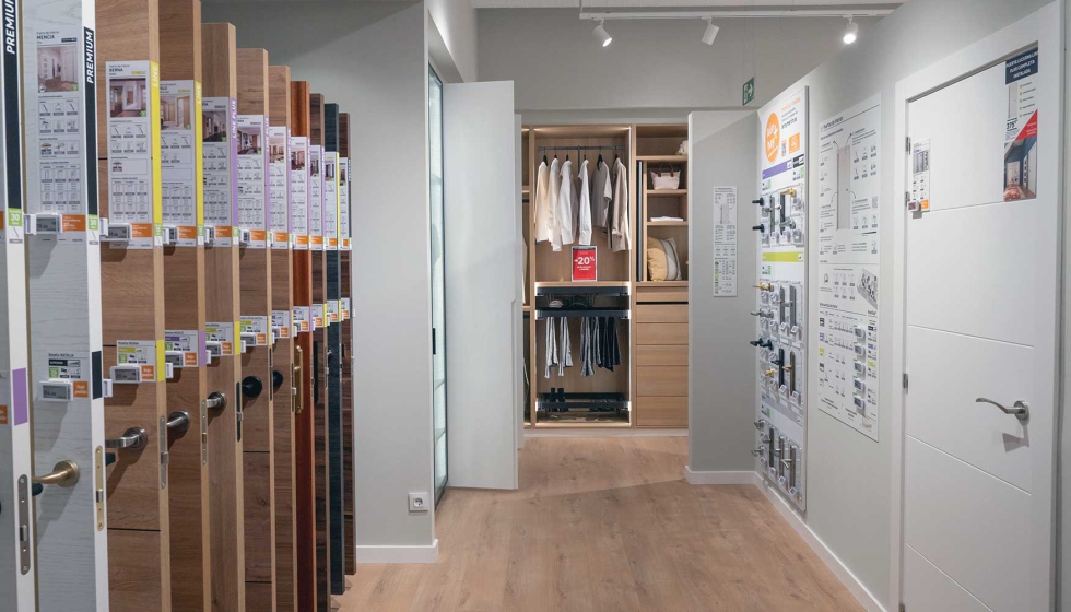 Interior del nuevo showroom de Leroy Merlin en la calle Urz�iz de Vigo