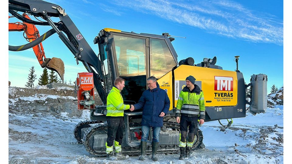 O operador de m�quinas Oliver S�tnan-Vennatr� (� esquerda) tem um dia de trabalho transformado com a nova m�quina...