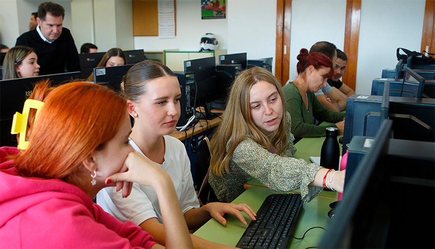 Entre 2020 y 2025 se han distribuido un total de 472.099 equipos inform�ticos en las aulas andaluzas