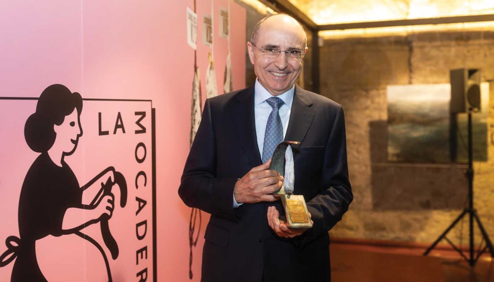 El Dr. Jacint Arnau con el galard�n Llonganissa d�Or 2026