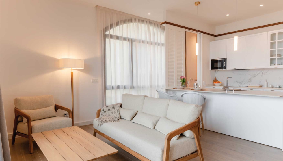 Hiru Uhinak Hotel en la localidad guipuzcoana de Deba se plantea como una reinterpretaci�n contempor�nea del hotel de playa tradicional...