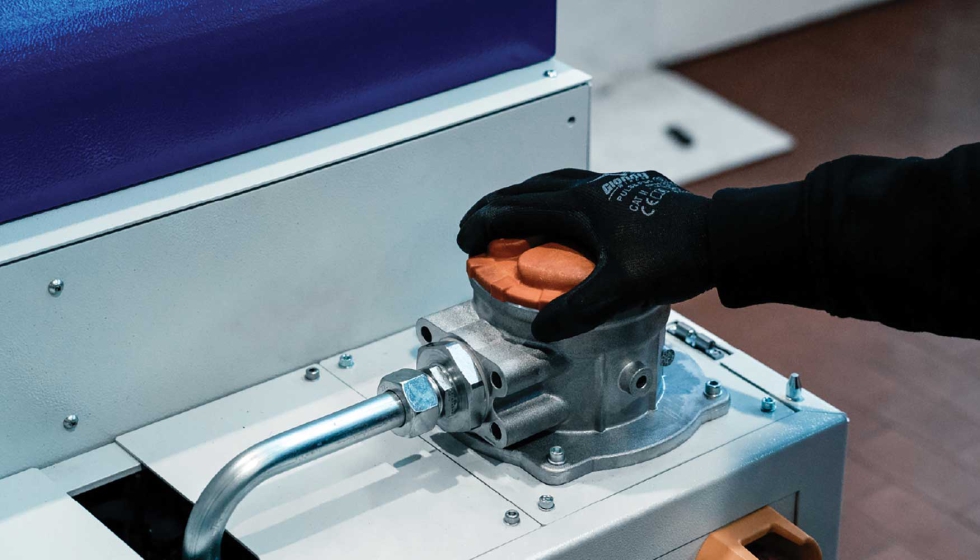 Sistema de alta presi�n Iemca Clear Line 50 con un operario comprobando el filtro