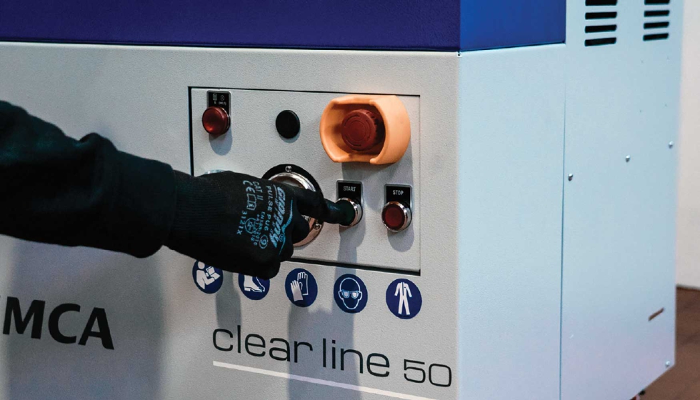 Operario activando el sistema de alta presi�n Iemca Clear Line 50