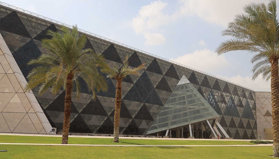 Esta ha sido la primera experiencia de fachada pretensada instalada en �frica. Foto: Besix