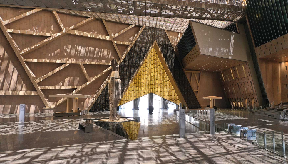 Vista interior de los efectos de luz que el uso de vidrio y �nix de la fachada crea en el interior del Gran Museo Egipcio. Foto: Besix...