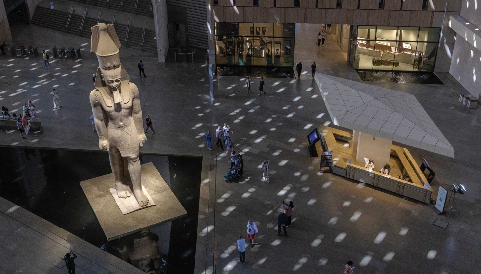 Vista cenital del vest�bulo de entrada al Gran Museo Egipcio. Foto: Georges & Samuel - The GS Studio