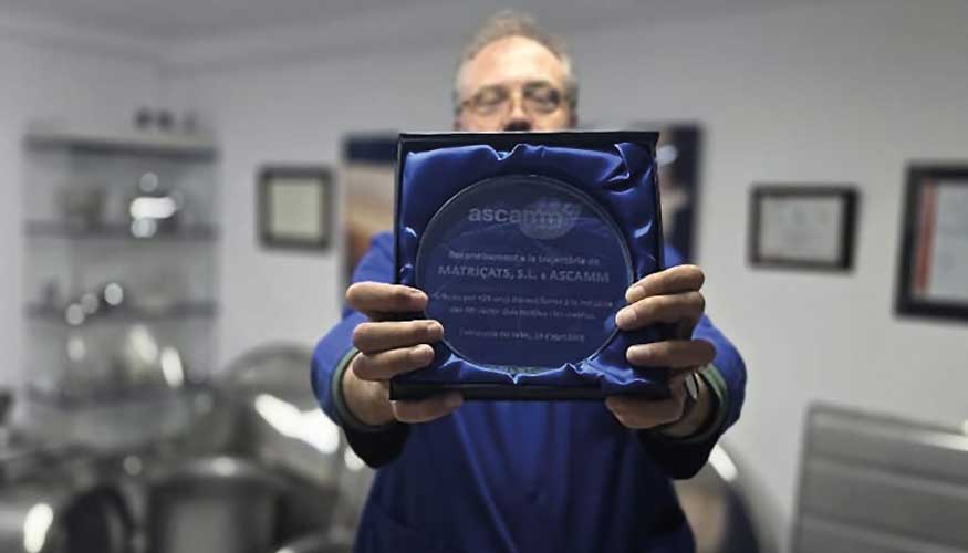 Entrega de la placa conmemorativa de Ascamm a Matri�ats S.L. por sus m�s de 25 a�os de vinculaci�n a la asociaci�n