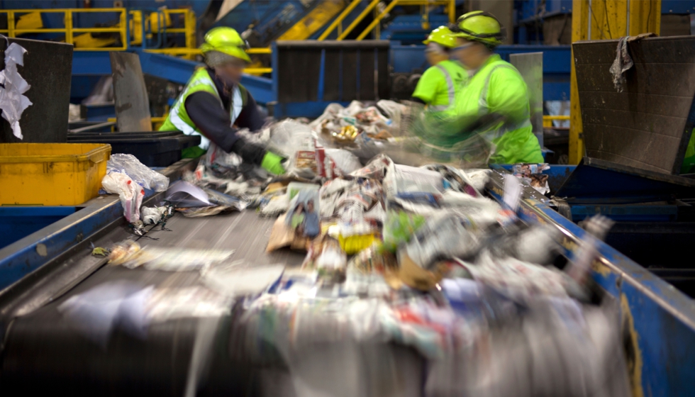 L�nea de clasificaci�n en planta de tratamiento...