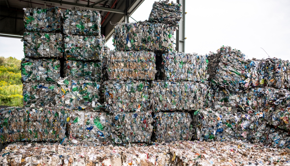 Balas prensadas de residuos de envases listas para su env�o a una planta recicladora...