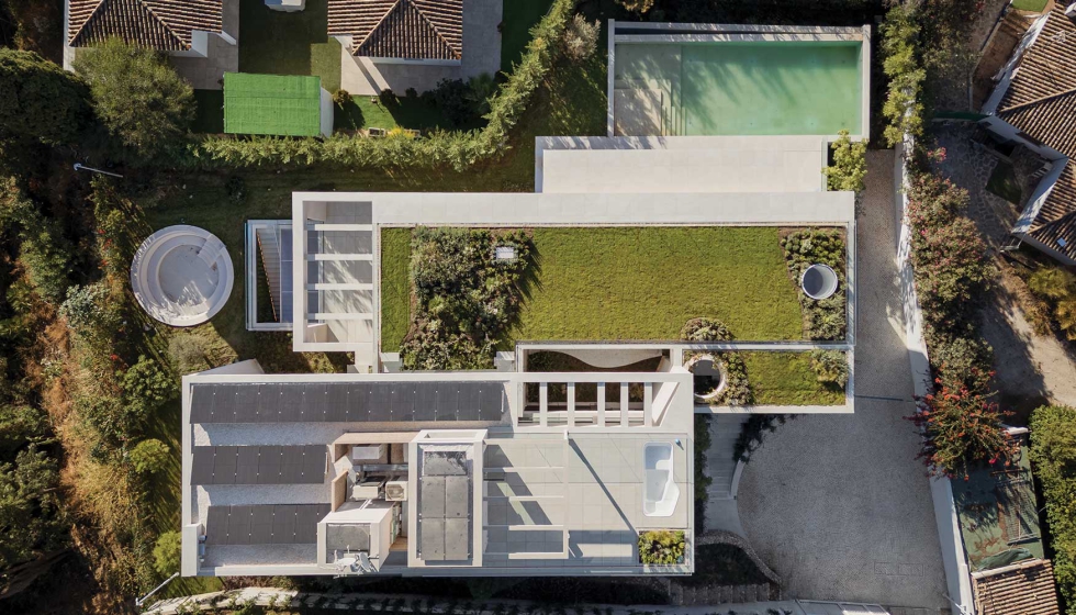 Villa Ayantam se estructura en dos vol�menes escalonados separados por un jard�n interior central. Foto: Loveladrillo