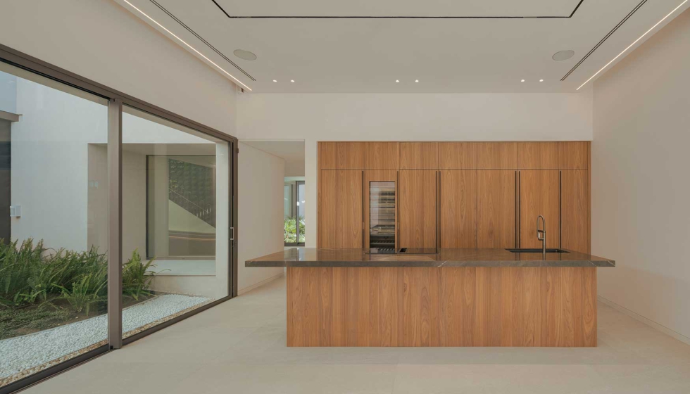 En Villa Ayantam se han empleado la corredera panor�mica Artline XL motorizada y la corredera minimalista de hoja oculta Lumeal, de Technal...