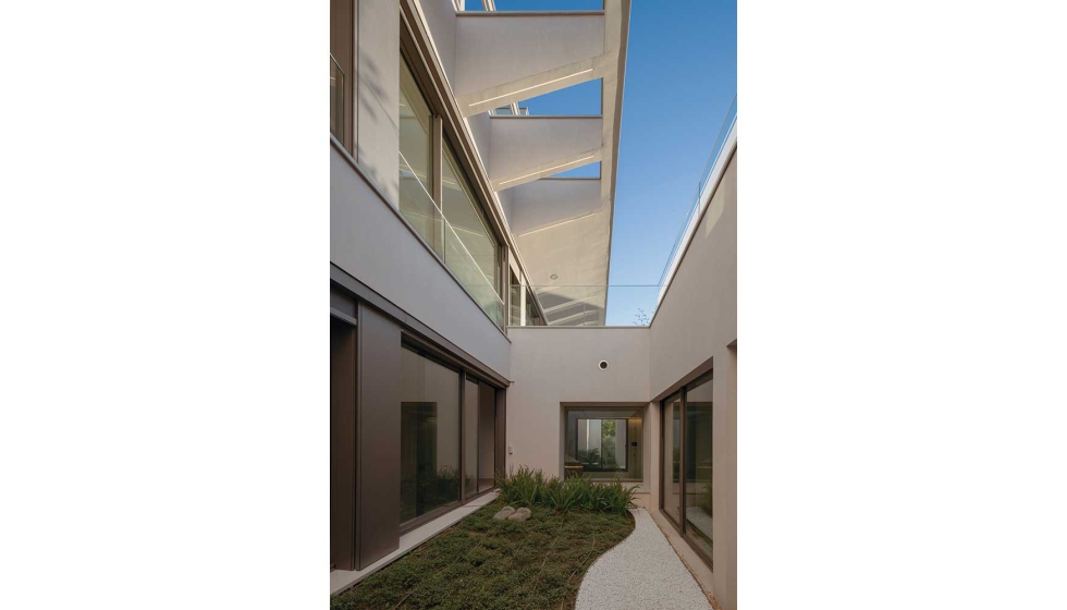 Los sistemas de Technal empleados en Villa Ayantam han contribuido a que esta obra obtuviera la mayor puntuaci�n BREEAM en Espa�a para un proyecto...