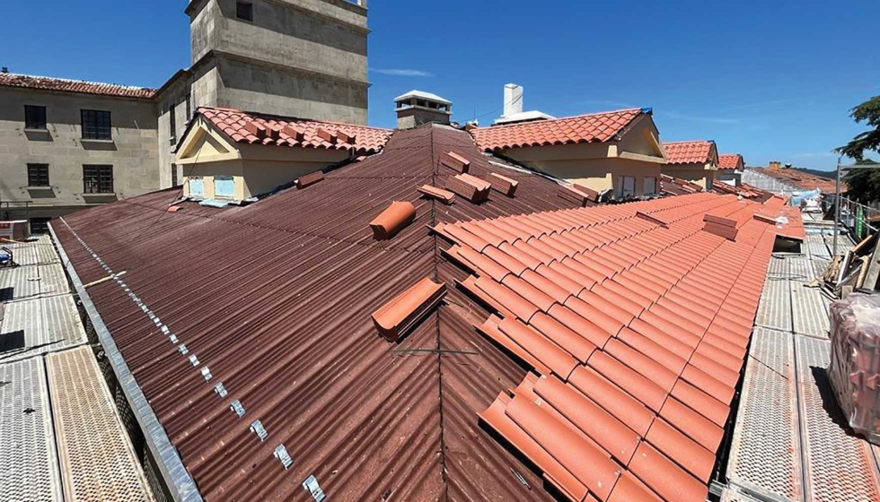 Detalle de la rehabilitaci�n de la cubierta del Parador de Pontevedra con Onduline Bajo Teja