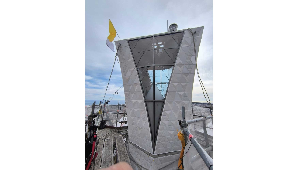 La cruz est� revestida con piedra y cer�mica blanca esmaltada, y acristalada con paneles transparentes y transl�cidos. Foto: Josef Gartner...