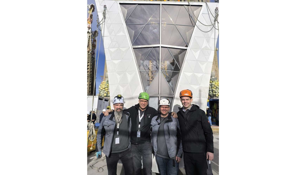 El equipo de instaladores de Gartner que culminaron el proceso de montaje de la cruz...