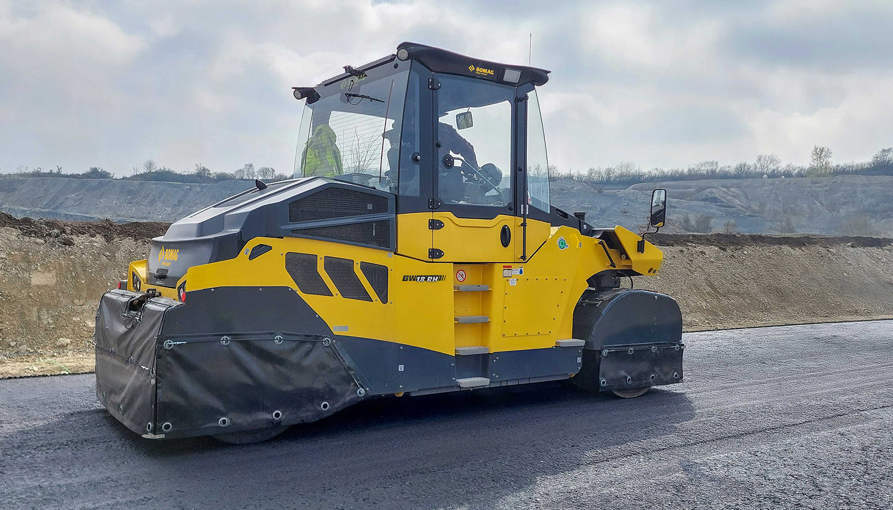 El rodillo de neum�ticos BW 18 RH de Bomag se puede lastrar de forma flexible con un peso operativo de hasta 18 toneladas...