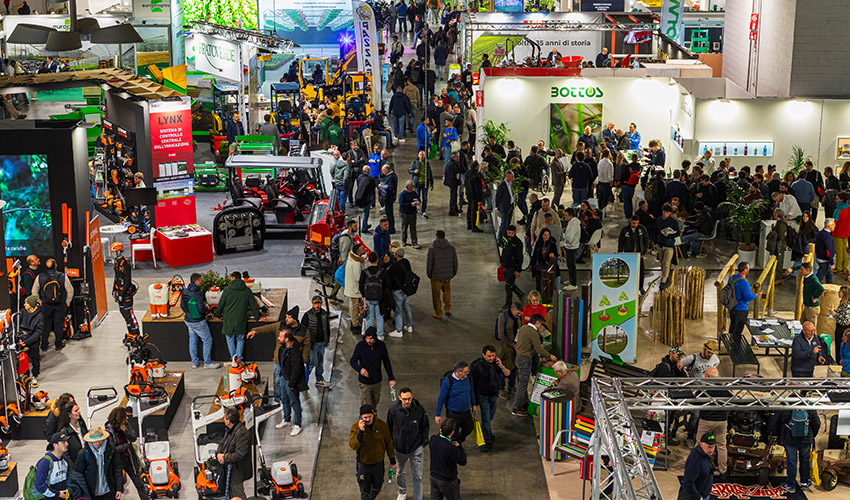 Visitantes recorren los pabellones de Myplant & Garden 2026 en Mil�n, disfrutando de la amplia oferta de plantas, flores y soluciones innovadoras...