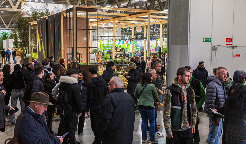 Profesionales del sector floroviverista durante la feria internacional en Mil�n