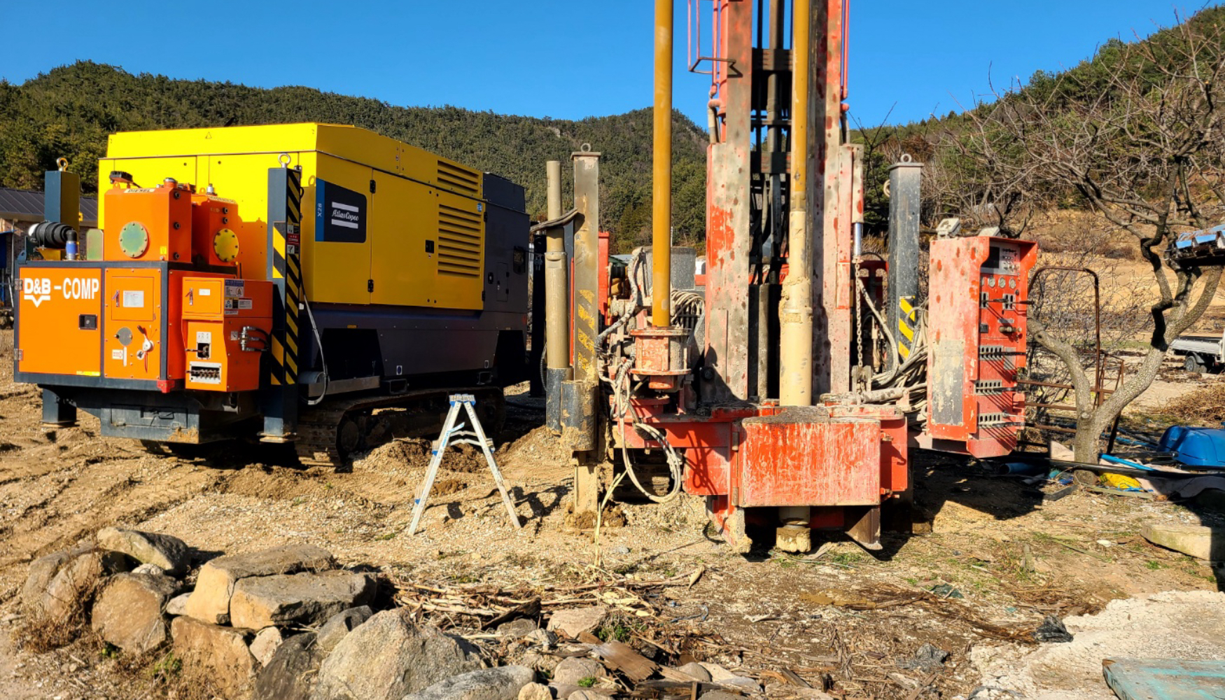 Equipo de perforaci�n impulsado por el compresor de aire port�til X28 de Atlas Copco durante un proyecto de pozo de aguas profundas en Yeosu...