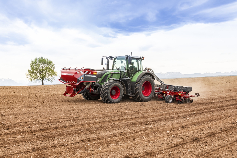 Maestro RV con tolva de aplicaci�n de fertilizante Partner 1600 FT